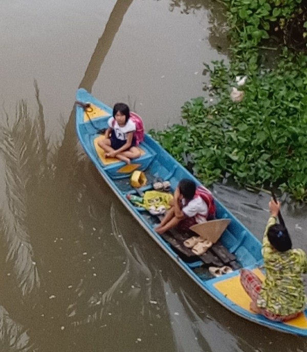 Những con đò đi tìm chữ của học trò vùng sông nước miền Tây - 7 Các em học sinh trường tiểu học Long Thạnh 2, xã Long Thạnh, huyện Phụng Hiệp Hậu Giang đến trường dự khai giảng