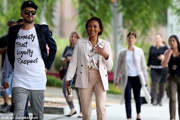 
Dù bị tố cáo nghiện rượu và có khả năng bị tước quyền nuôi con, Mel B vẫn rất vui vẻ và lạc quan khi tới tòa ngày 4/9.
