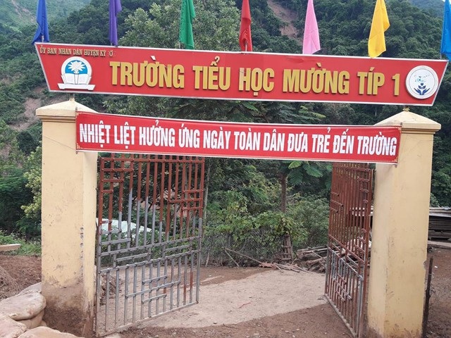 Gần 24 triệu học sinh, sinh viên dự Lễ khai giảng năm học 2018 - 2019 - 6
Công tác khắc phục hậu quả mưa lũ đã cơ bản hoàn tất, Trường Tiểu học Mường Típ 1 sẵn sàng cho lễ khai giảng năm học mới dù đến thời điểm này giao thông chia cắt khiến khoảng 20 học sinh vẫn chưa đến trường