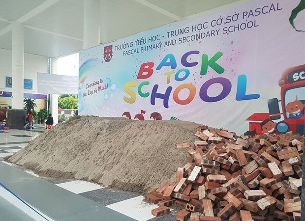 Vụ đổ cát, gạch vào trường Pascal: UBND TP Hà Nội yêu cầu sớm hoàn thành kết luận thanh tra - 1 Trường Pascal bị đổ đầy cát gạch trước ngày khai giảng (Ảnh: Đ.Q).