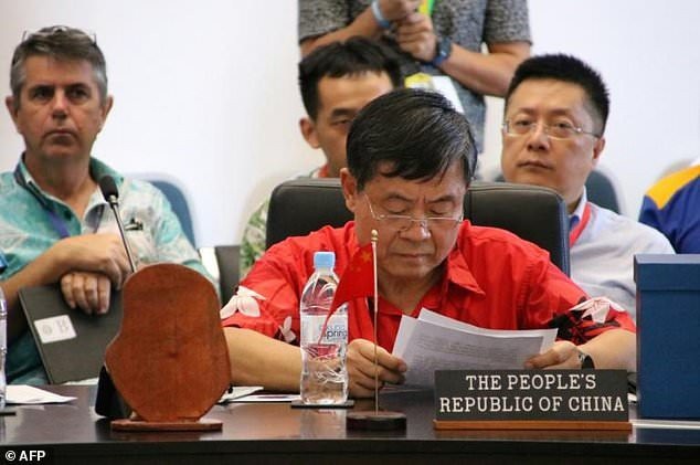 Phái đoàn Trung Quốc tức giận bỏ họp thượng đỉnh vì không được phát biểu trước - 1
Ông Du Qiwen (áo đỏ) - Ảnh: AFP)
