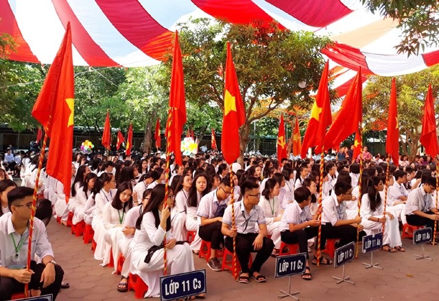 Ngắm tà áo dài trắng tinh khôi của nữ sinh trường giàu thành tích nhất Nghệ An ngày khai giảng - 2 Trường THPT chuyên Phan Bội Châu được biết đến là ngôi trường giàu thành tích bậc nhất Nghệ An. Trong năm học 2017-2018, học sinh của trường đã giành được 1 huy chương Đồng Olympic Hóa học quốc tế, 90 học sinh đạt danh hiệu học sinh giỏi quốc gia. Ngoài ra có 1 dự án của học sinh trường Phan giành giải Nhất cuộc thi sáng tạo KHKT toàn quốc và được tham dự cuộc thi sáng tạo KHKT quốc tế tổ chức tại Hoa Kỳ...