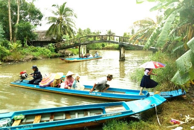 Học trò cả nước náo nức trong lễ khai giảng - 67
Học sinh Cà Mau đến dự khai giảng bằng xuồng máy. (Ảnh: Thể Trân)