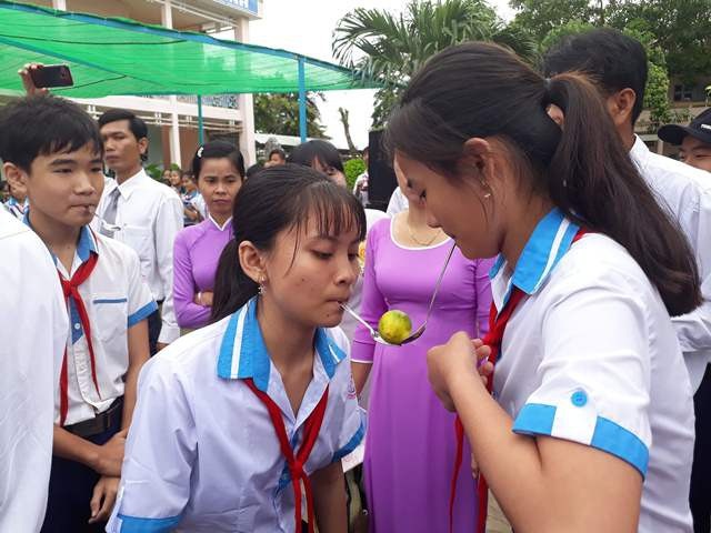 Học trò cả nước náo nức trong lễ khai giảng - 66 Hào hứng chơi trò chơi chuyền chanh. (Ảnh: Huỳnh Hải)
