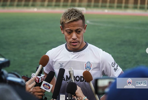 Ngôi sao Keisuke Honda có buổi tập đầu tiên cùng đội tuyển Campuchia - 1
Keisuke Honda trả lời phỏng vấn báo chí trong buổi tập đầu tiên cùng đội Campuchia