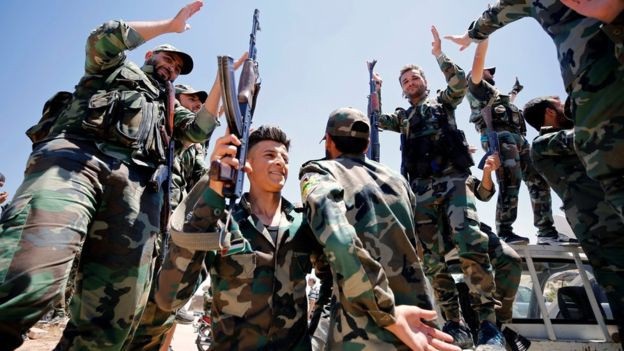 Nga đưa dàn tàu chiến hùng hậu tới gần Syria: Một mũi tên trúng nhiều đích - 3 Quân đội chính quyền Syria ăn mừng sau khi giành quyền kiểm soát một số khu vực từ tay phiến quân (Ảnh: AFP)
