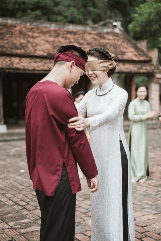 Tại sao Thuỵ Vân VTV giữ bí mật về chồng, bật khóc vì MC Hạnh Phúc? - 9 Thuỵ Vân và Hạnh Phúc phải mất cả tuần lễ để lên ý tưởng. Khó khăn nhất là đoàn toàn diễn viên nghiệp dư, thế mạnh của mọi người cũng không phải là làm phim ca nhạc. Ê kíp đã phải tính toán kỹ lưỡng để không bị thiếu cảnh hoặc việc diễn xuất không như mong muốn. Nhờ hậu phương vững chắc là Trung tâm tin tức VTV24, ban lãnh đạo và các anh chị trong đài vô cùng ủng hộ, chúng tôi đã hoàn thành, Á hậu nói.