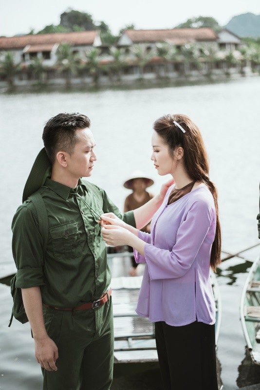 Tại sao Thuỵ Vân VTV giữ bí mật về chồng, bật khóc vì MC Hạnh Phúc? - 3 Cả hai kể về câu chuyện tình yêu của chàng trai nhà nghèo yêu một cô gái tiểu thư. Vì chiến tranh bảo vệ đất nước, chàng trai phải lên đường ra trận.