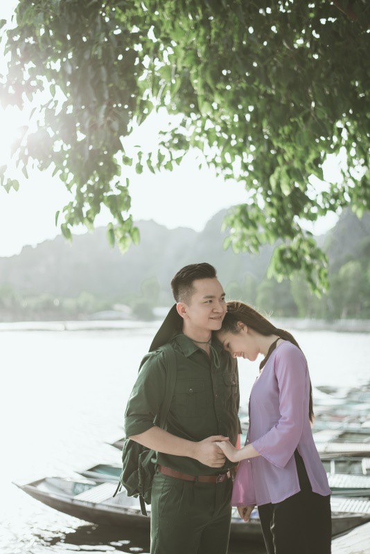 Tại sao Thuỵ Vân VTV giữ bí mật về chồng, bật khóc vì MC Hạnh Phúc? - 7 Bên cạnh đó, diễn cảnh yêu đương với người bạn thân là vô cùng khó khăn. Mỗi khi diễn cảnh đùa nhau, tỏ tình, hai đứa thường bị đạo diễn bắt phải quay lại vì không đạt, anh kể. Tuy vậy, đến khi hoàn thành, những cảnh tình cảm thân mật của hai người gây xúc động cho đoàn sản xuất.