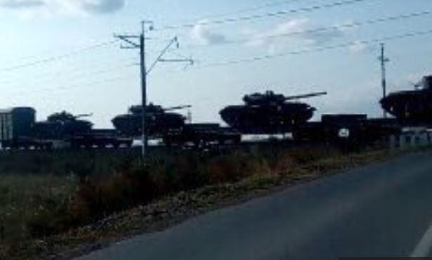 Báo Anh: Nga điều 1.000 xe tăng tới gần biên giới Ukraine - 1 Hình ảnh được cho là xe tăng Nga tiến về biên giới Nga và Ukraine (Ảnh: Strategin Sentinel)