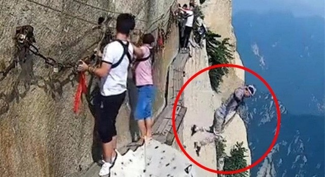 Cô gái trẻ bất ngờ nhảy từ trên núi xuống vực sâu trước sự chứng kiến của du khách - 2 Du khách nam đột nhiên tháo dây an toàn, nhảy xuống vực khi đang chinh phục dãy núi Hóa Sơn nổi tiếng ở Thiểm Tây