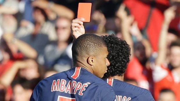 Hùng hổ đẩy ngã đối thủ, Mbappe lĩnh án phạt nặng - 1
Mbappe lĩnh thẻ đỏ trong trận đấu với Nimes