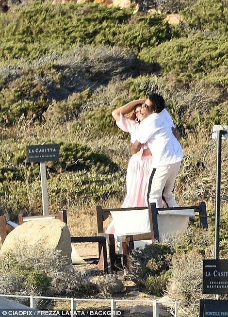 
Khoảnh khắc ngọt ngào của đôi vợ chồng giàu có nhất nhì giới nghệ sỹ Hollywood
