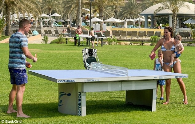 Cựu hoa hậu Anh thư giãn bên bốn con tại Dubai - 3
Danielle Lloyd là bà mẹ tận tụy của 4 cậu con trai nhỏ