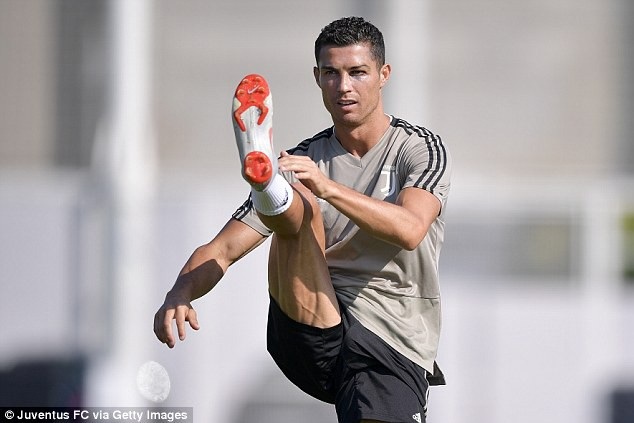 C.Ronaldo tập luyện với một bên mắt bầm tím - 1 C.Ronaldo tập luyện với một bên mắt bầm tím - 1