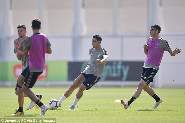 C.Ronaldo tập luyện với một bên mắt bầm tím - 5 C.Ronaldo tập luyện với một bên mắt bầm tím - 5