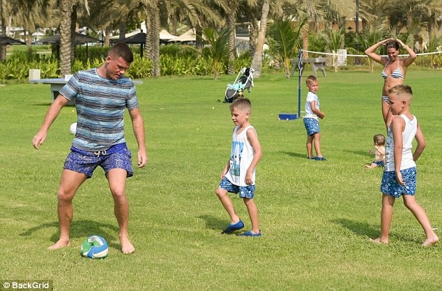 Cựu hoa hậu Anh thư giãn bên bốn con tại Dubai - 5
Danielle Lloyd tự hào khoe bạn trai cô Michael ONeill rất yêu quý 3 con riêng của cô