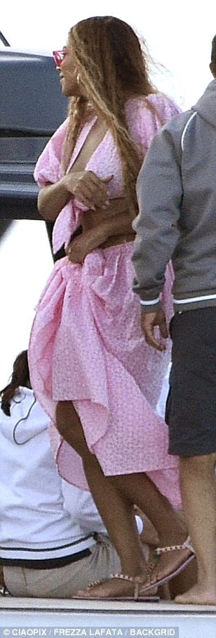 
Beyonce thường xuyên dùng tay che bụng để tránh ống kính thợ săn ảnh
