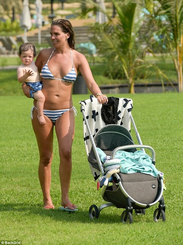 Cựu hoa hậu Anh thư giãn bên bốn con tại Dubai - 7
Danielle Lloyd đang mong ước có một bé gái