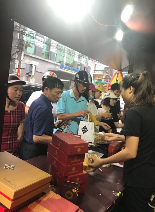 Bánh trung thu cổ truyền vẫn là sự lựa chọn của những thực khách sành ăn - 1 Bánh trung thu Cham Cham tấp nập người mua.