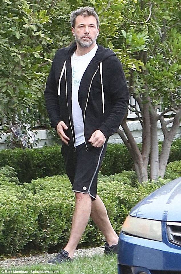 
Ngày 5/9, giới săn tin bắt gặp Ben Afleck tại nhà riêng của anh ở Los Angeles. Đây là lần đầu tiên Ben trở về nhà sau thời gian ngắn vào trại cai nghiện để điều trị chứng nghiện rượu.
