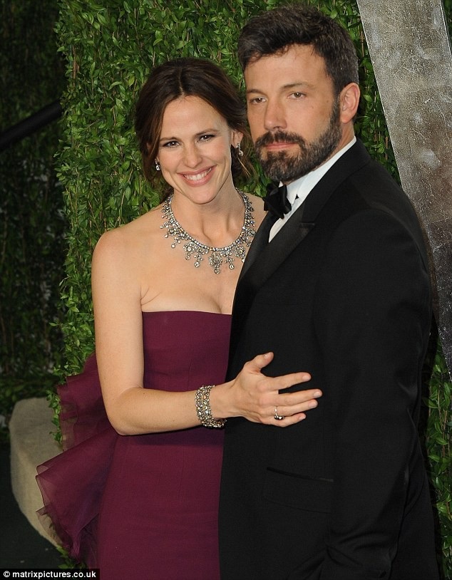 
Ben Afleck và Jennifer Garner có với nhau 3 đứa con gồm Violet, 12 tuổi, Seraphina, 9 tuổi, Samuel, 6 tuổi. Cả ba đứa con đều sống với Jennifer sau khi cha mẹ ly dị. Tuy nhiên, Jennifer và Ben vẫn gặp gỡ nhau thường xuyên, cùng đưa các con đi chơi dù họ không còn ở chung một mái nhà.
