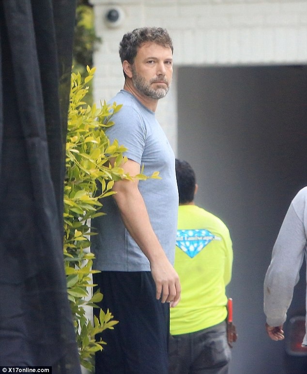 
Sau khi chia tay với Jennifer, Ben hò hẹn với những cô gái khác trong khi nữ diễn viên 46 tuổi tập trung chăm sóc, dạy bảo ba đứa con. Bạn bè cho biết, Jennfer vẫn luôn quan tâm và yêu thương Ben Afleck nên dù đã chia tay, cô vẫn không chịu mở lòng với những người đàn ông khác.
