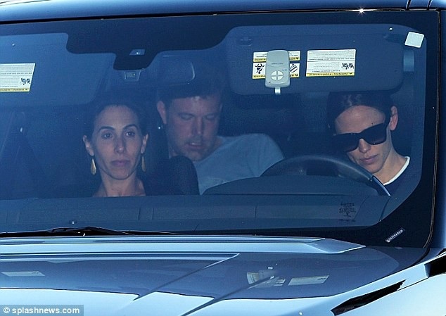 
Giữa tháng 8 vừa rồi, Jennifer đã tới nhà Ben cùng một luật sư và chủ động đưa anh vào trại cai nghiện tại Mailu. Jennifer luôn quan tâm tới chồng cũ. Cô vẫn luôn lặng lẽ ở bên Ben và giúp anh vượt qua những quãng thời gian khó khăn.
