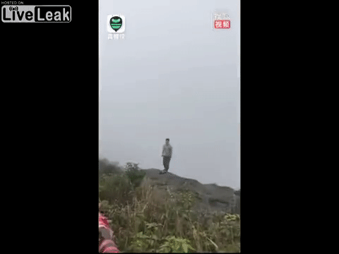 Cô gái trẻ bất ngờ nhảy từ trên núi xuống vực sâu trước sự chứng kiến của du khách - 1 Nữ du khách bất ngờ tự vẫn tại một địa điểm nổi tiếng trên núi Nga Mi