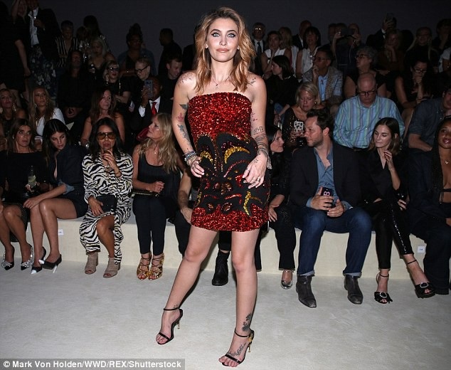Paris Jackson khoe hình xăm khủng - 2
Con gái Vua nhạc Pop khoe loạt hình xăm khủng trên khắp cơ thể
