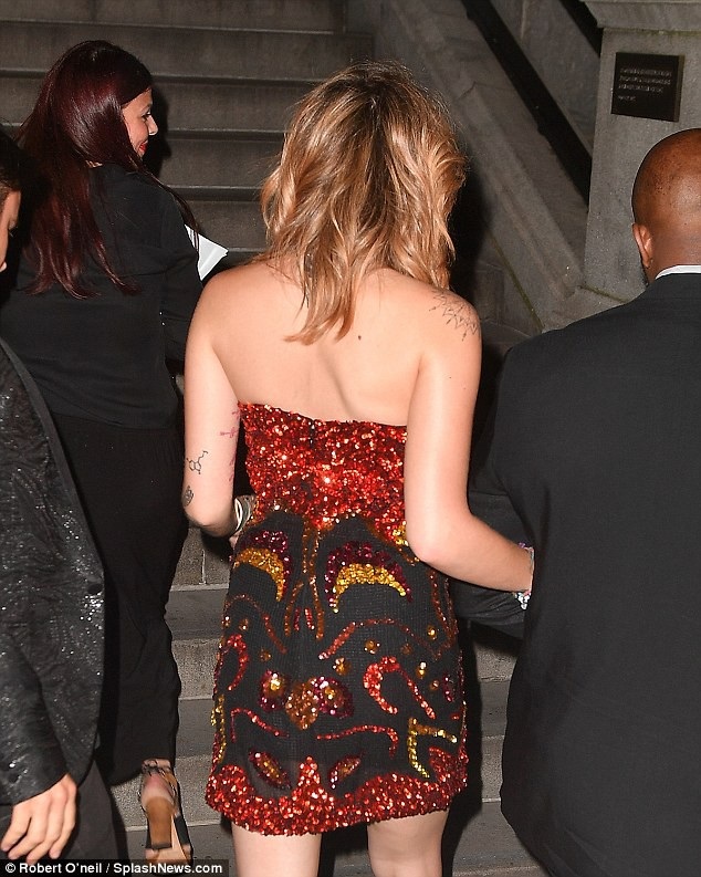 Paris Jackson khoe hình xăm khủng - 3
Paris Jackson rất nổi tiếng và đắt show sự kiện trong thời gian này