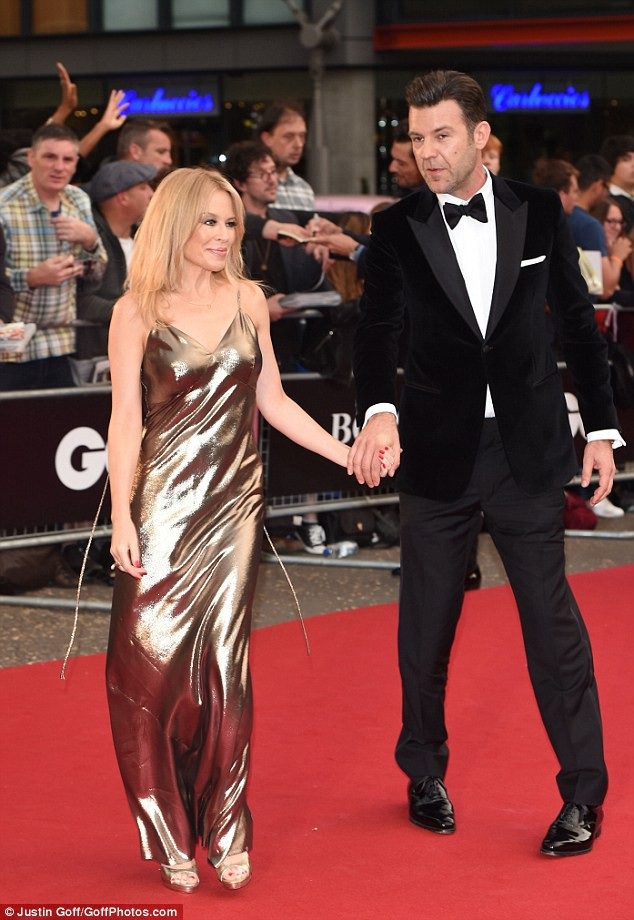 Kylie Minogue đẹp như "nữ thần" khi sánh đôi cùng bạn trai mới - 1
Kylie Minogue sánh đôi cùng bạn trai mới, Paul Solomons, tại lễ trao giải Người đàn ông của năm do tạp chí GQ của Anh tổ chức tại London, Anh, tối qua 5/9. Đây là lần đầu tiên hai người công khai xuất hiện tại một sự kiện kể từ khi Kylie khoe ảnh cô chụp cùng Paul tại sinh nhật lần thứ 50 hồi tháng 5 vừa rồi.