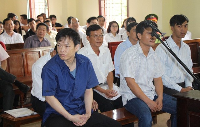 Bị can trong vụ án gây thiệt hại hàng trăm tỷ đồng ở Agribank Cần Thơ được tại ngoại - 1 Bị can Nguyễn Huỳnh Đạt Nhân (áo xanh), tại phiên xét xử sơ thẩm hôm 18/4/2018