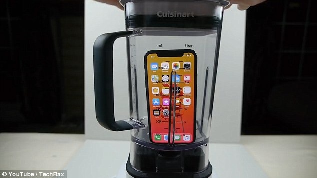 Xay nát iPhone X ra thành nước rồi... uống để quay video "câu view" trên Youtube - 1 Chiếc iPhone X đặt trong máy xay để chuẩn bị bị phá hủy
