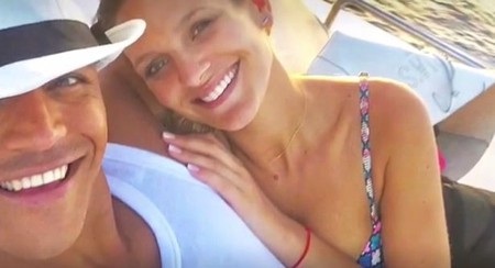 Alexis Sanchez buồn bã nói lời chia tay bạn gái xinh đẹp - 2 Những hình ảnh yêu đương ngọt ngào nhường này…