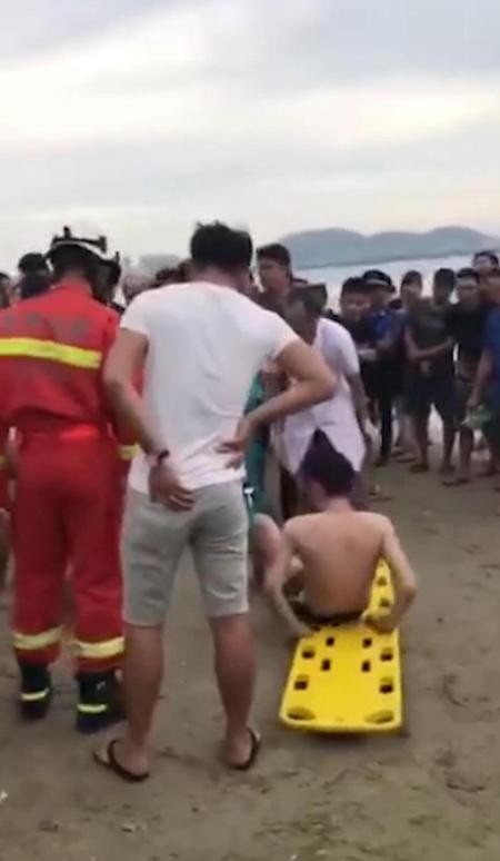 Tình cảnh éo le: Đi tắm biển bị cá đuối gai độc đâm vào “chỗ hiểm” - 4 Đoạn video quay lại vụ việc éo le đã được xem hơn 1 triệu lần