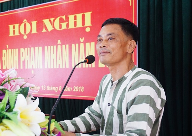 Phút trải lòng của nguyên Trưởng Công an xã trong trại giam - 1 Nguyễn Ngọc Thấu rưng rưng khi chia sẻ câu chuyện của bản thân mình tại Hội nghị gia đình phạm nhân do Trại Tạm giam Công an tỉnh Nghệ An tổ chức