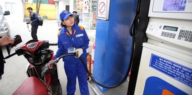 Xăng dầu đồng loạt tăng giá kể từ 15h chiều nay - 1 Sau khi điều chỉnh, giá xăng E5 RON92 không cao hơn 19.911 đồng/lít; xăng RON95 không cao hơn 21.477 đồng/lít.