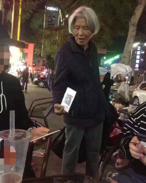 Ăn mày thời công nghệ: Chê tiền mặt, chuyển sang dùng ví điện tử và QR Code - 2 Ăn mày thời công nghệ: Chê tiền mặt, chuyển sang dùng ví điện tử và QR Code - 2