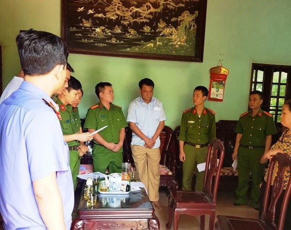 Bắt tạm giam Trưởng phòng Tài nguyên Môi trường huyện Thanh Liêm - 1 Công bố Lệnh bắt bị can để tạm giam, Lệnh khám xét đối với Nguyễn Xuân Tiến