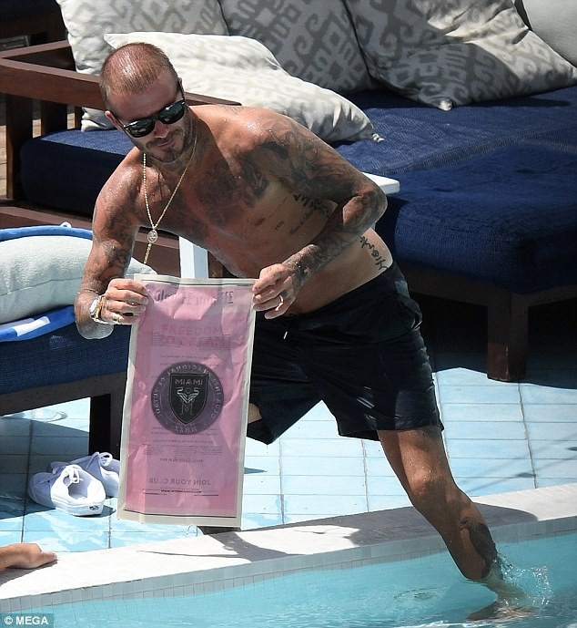 David Beckham bị rụng tóc do tuổi tác - 2
David vốn được xem là một trong những biểu tượng thời trang của giới đàn ông khi rất nhiều kiểu tóc và phong cách thời tran của anh được nam giới trên toàn thế giới copy. Tuy nhiên, khi ngoài 40 tuổi, David bắt đầu bị rụng tóc khiến anh không thể tạo những kiểu tóc thời thượng.