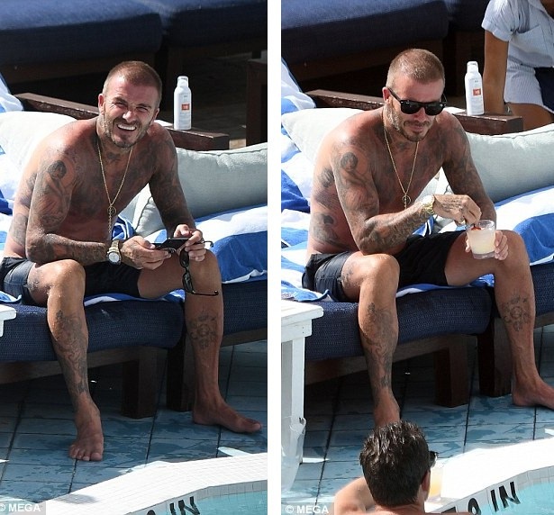 David Beckham bị rụng tóc do tuổi tác - 3
Cựu đội trưởng đội tuyển Anh vẫn duy trì được dáng vóc cân đối, khỏe khoắn nhờ việc tập luyện thể thao hàng ngày. Anh khoe loạt hình xăm ấn tượng trên cơ thể.