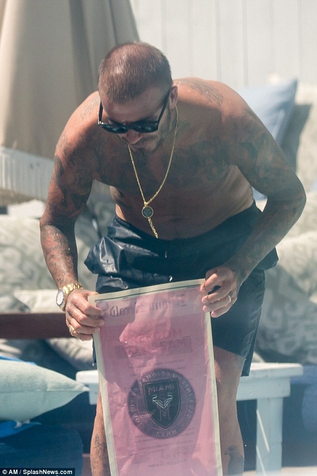 David Beckham bị rụng tóc do tuổi tác - 4
Môt nguồn tin tiết lộ với tờ The Sun, vì rụng tóc đáng kể trong thời gian vừa qua nên David Beckham đã tìm tới các chuyên gia dự định tiến hành cấy tóc.