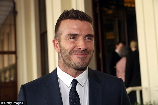 David Beckham bị rụng tóc do tuổi tác - 7
Trong vài tháng gần đây, David liên tục thay đổi kiểu tóc. Kiểu tóc đẹp mắt này bị fan nghi ngờ là sản phẩm của việc cấy tóc.