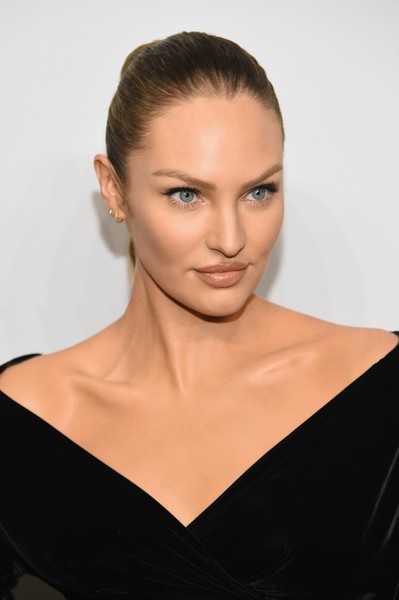 Candice Swanepoel thon thả đáng ngưỡng mộ sau 3 tháng sinh con - 8
Cận cảnh gương mặt xinh đẹp của siêu mẫu Nam Phi