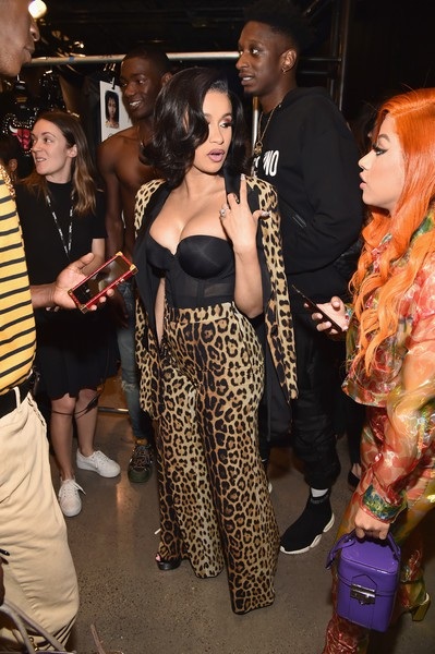 Cardi B khoe ngực khủng - 2
Rapper 26 tuổi sexy với trang phục hở ngực táo bạo