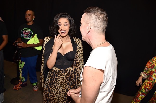 Cardi B khoe ngực khủng - 3
Cô vui vẻ trò chuyện cùng NTK Jeremy Scott trong hậu trường