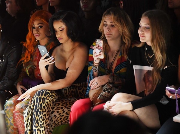 Cardi B khoe ngực khủng - 8
Cô khoe ngực đầy đặn trên hàng ghế VIP bên Paris Jackson và Gigi Hadid