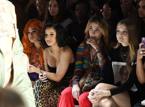 Cardi B khoe ngực khủng - 9
Người đẹp quay trở lại với công việc một cách hào hứng