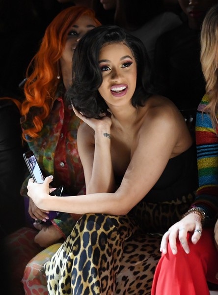 Cardi B khoe ngực khủng - 10
Cô chưa hề để lộ hình ảnh của con gái cưng 2 tháng tuổi